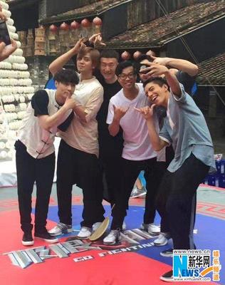 《極限挑戰》男人幫香港錄制 與徐錦江黃宗澤等現身街頭